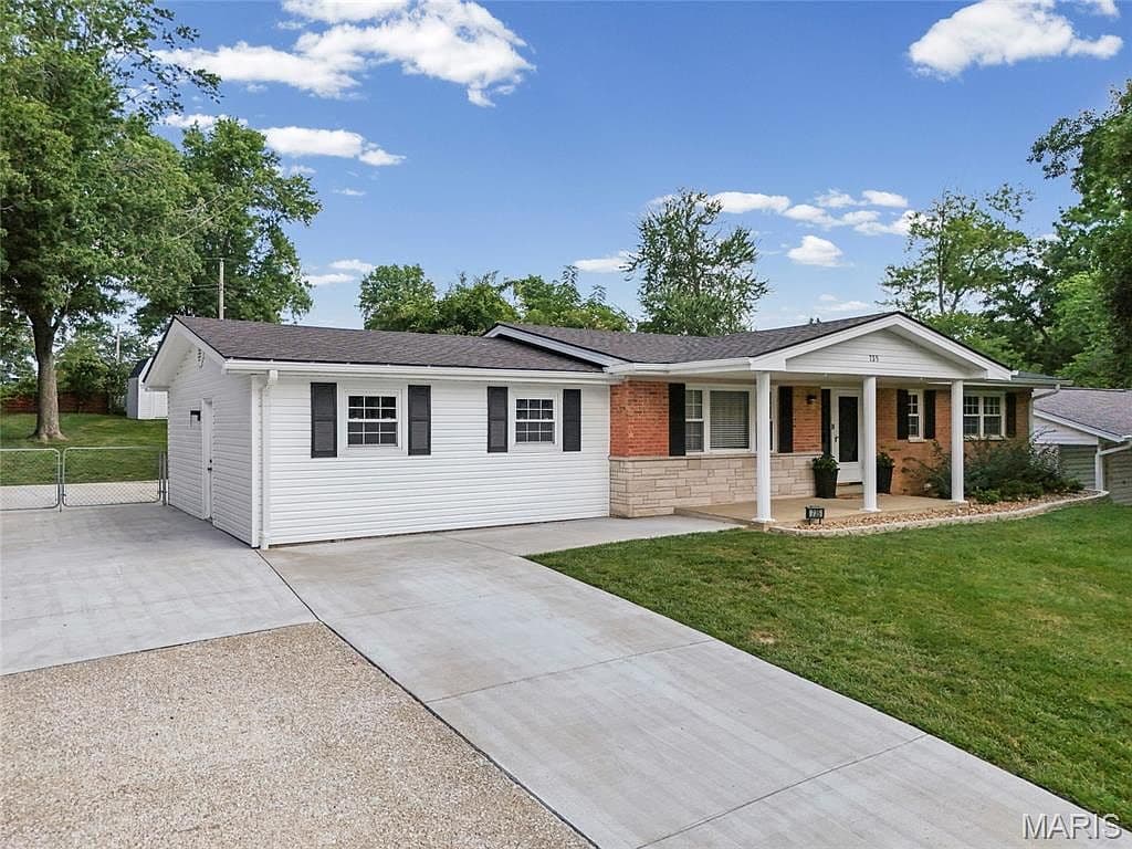 735 Montbrook Dr - Image 3