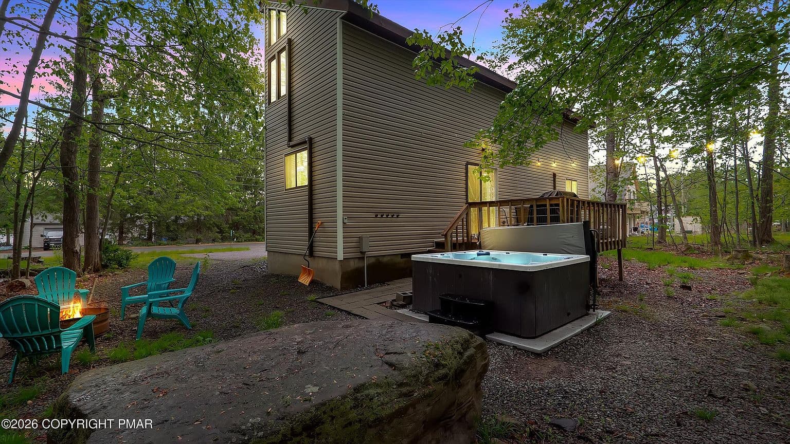 1460 Waterfront Dr - Image 2