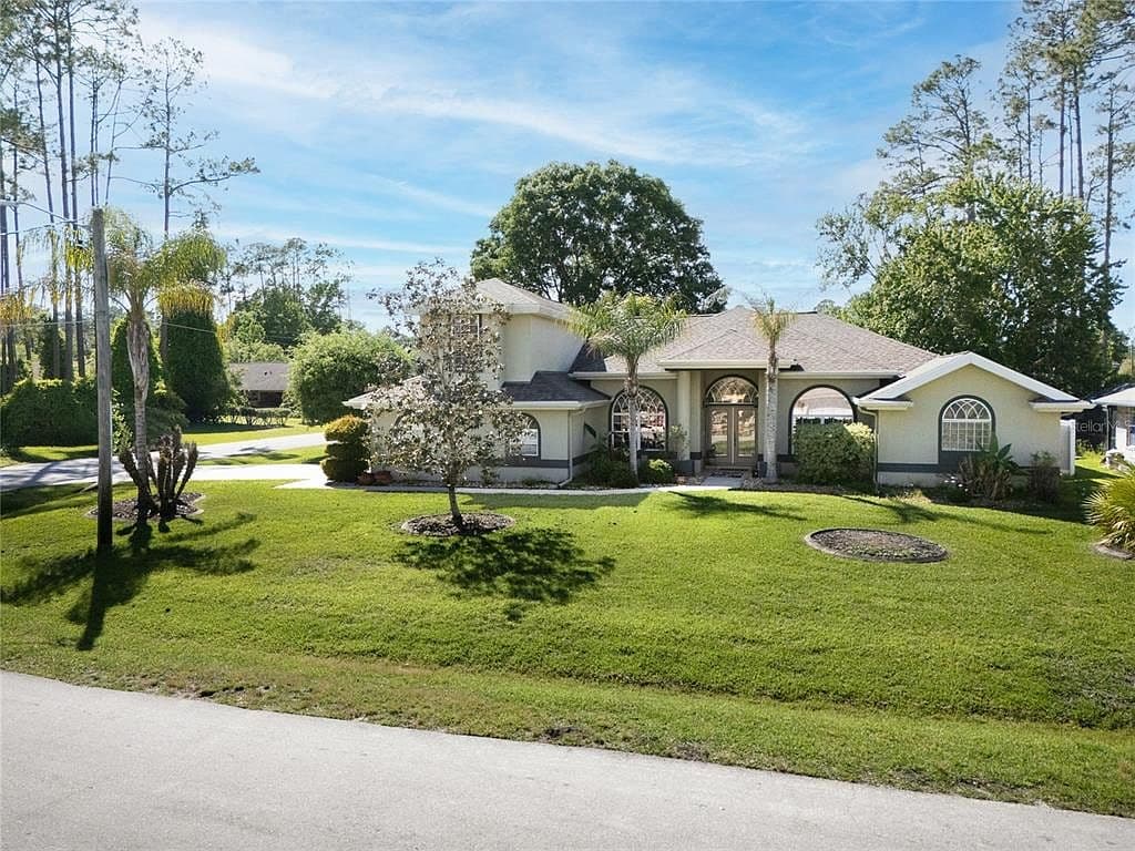 40 Edgewater Dr - Image 2