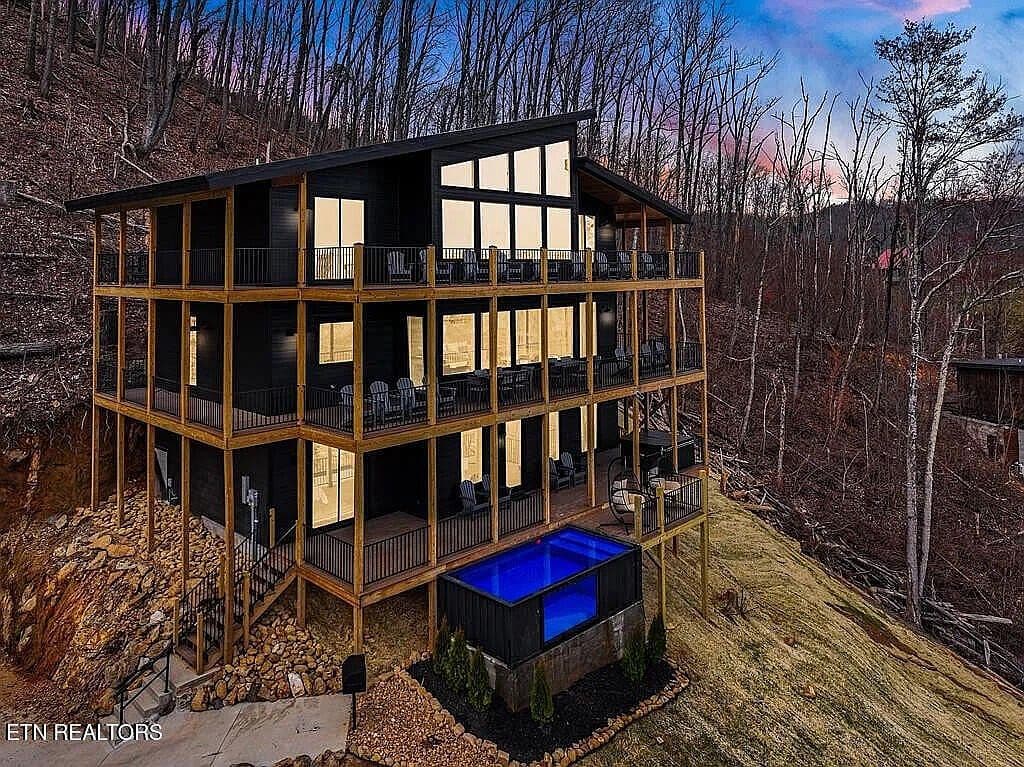 793 Chestnut Dr