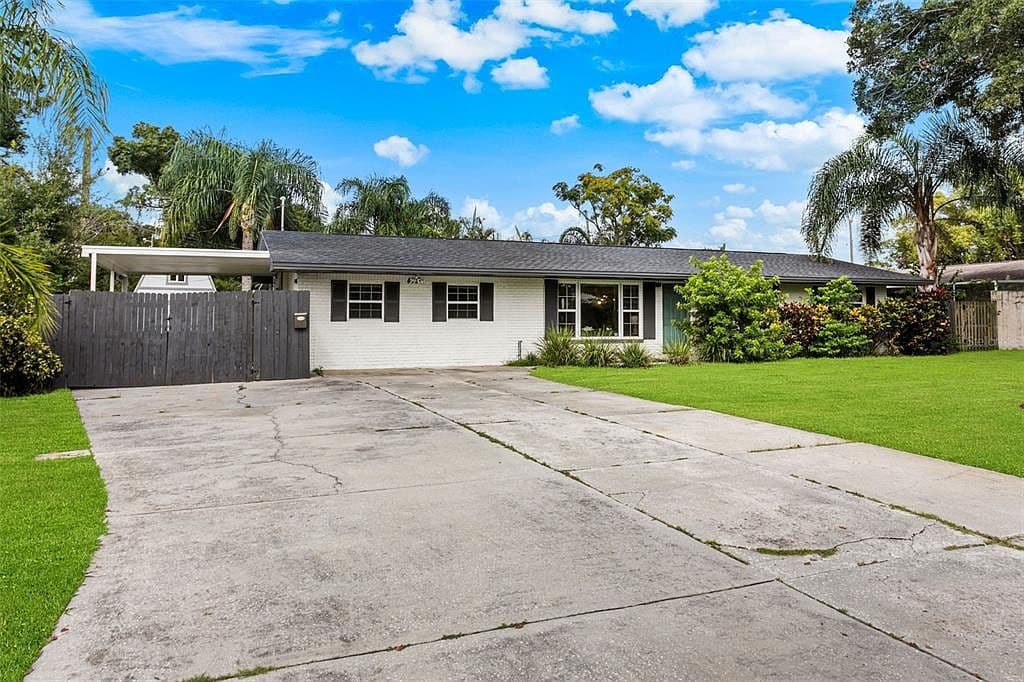412 Deville Drive E