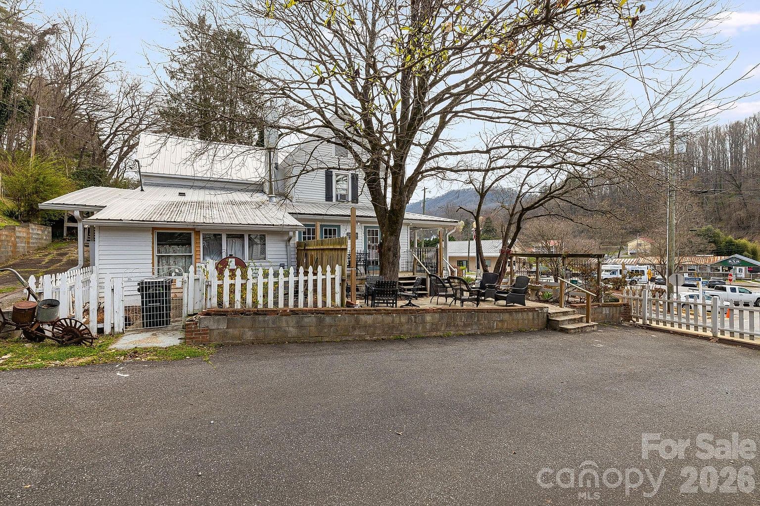 364 Haywood Rd - Image 3