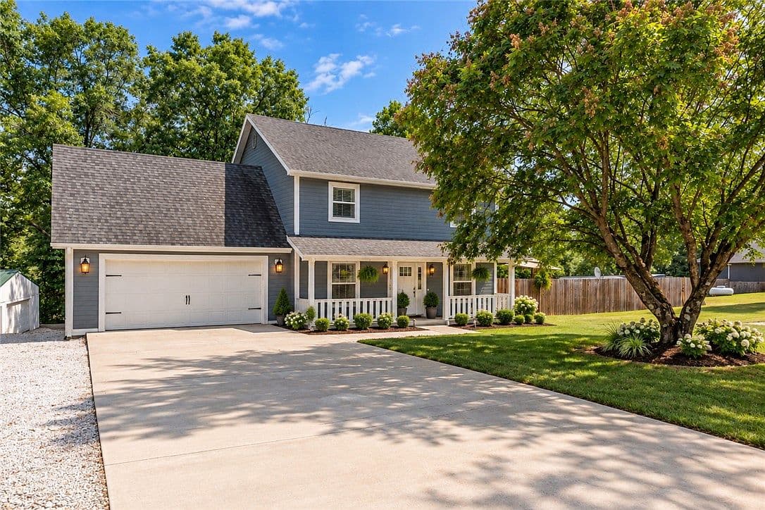 8557 Manor Dr
