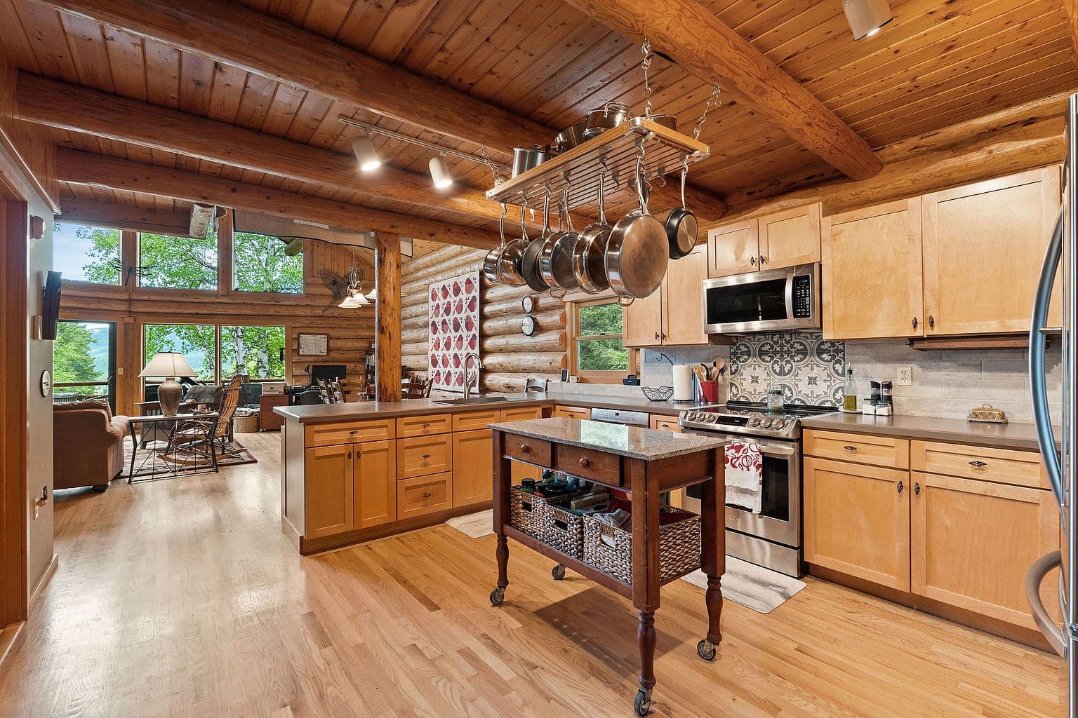 1087 Lakeview Ln - Image 3