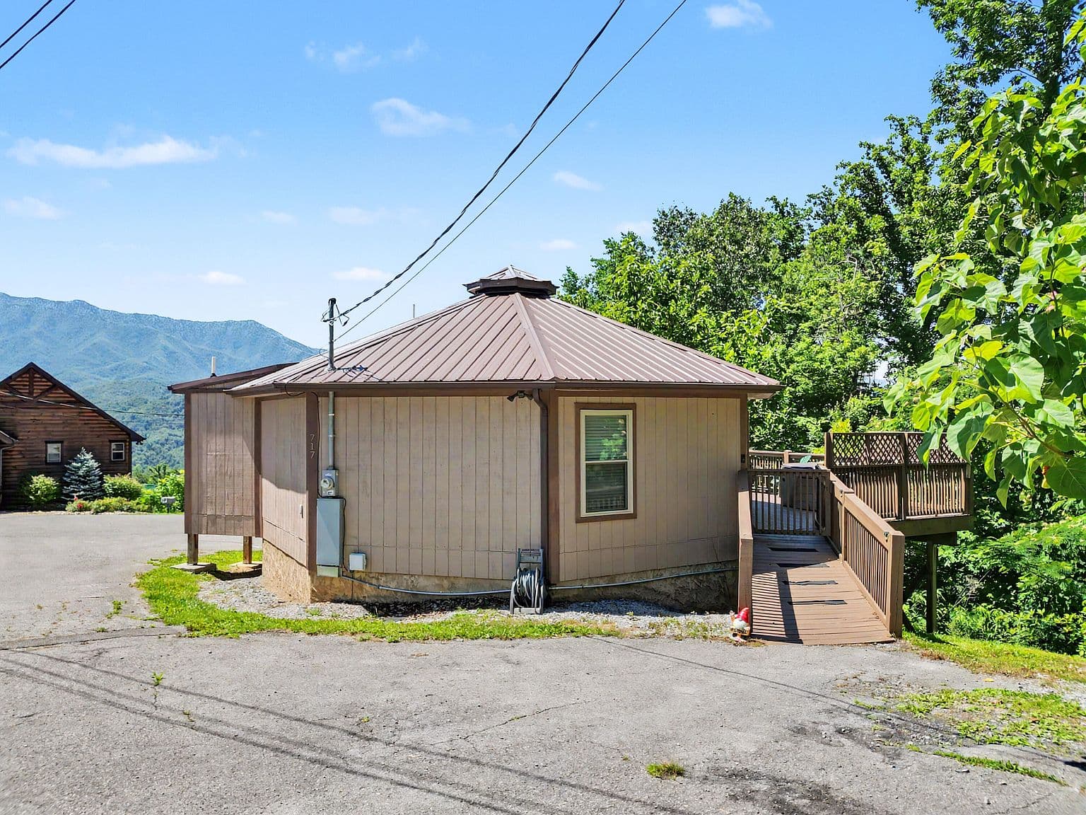 717 Valley View Ln - Image 2
